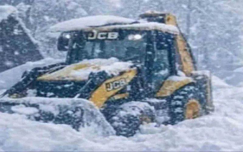 کشمیر میں برف باری سے نظام زندگی درہم برہم ، برفباری میں پھنسے 60 افراد کو بچالیا گیا 